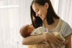 consulente in puericultura che tiene in braccio un neonato